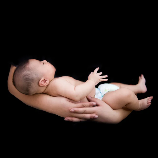 Segurando com bebê com fundo preto — Fotografia de Stock