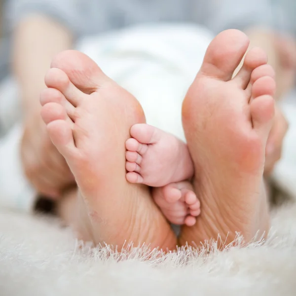 Mãe e o pé do bebê juntos — Fotografia de Stock