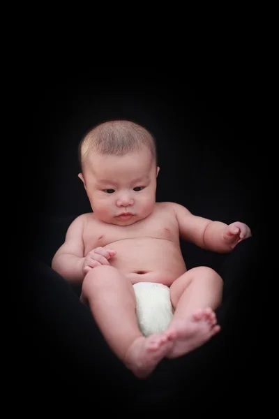 Lindo asiático bebé con negro fondo — Foto de Stock