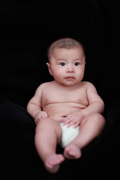 Lindo asiático bebé con negro fondo — Foto de Stock