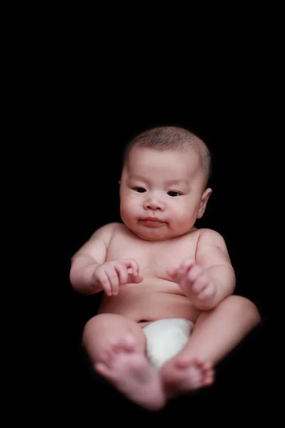 Bonito ásia bebê com preto fundo — Fotografia de Stock