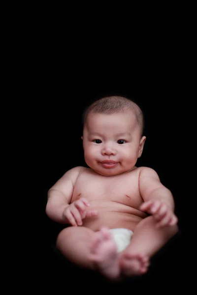 有黑色背景的可爱的亚洲婴儿 — 图库照片