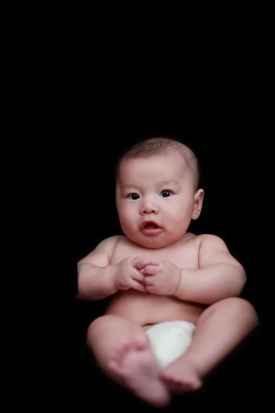 有黑色背景的可爱的亚洲婴儿 — 图库照片