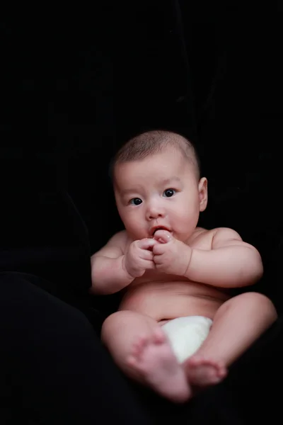 Lindo asiático bebé con negro fondo — Foto de Stock