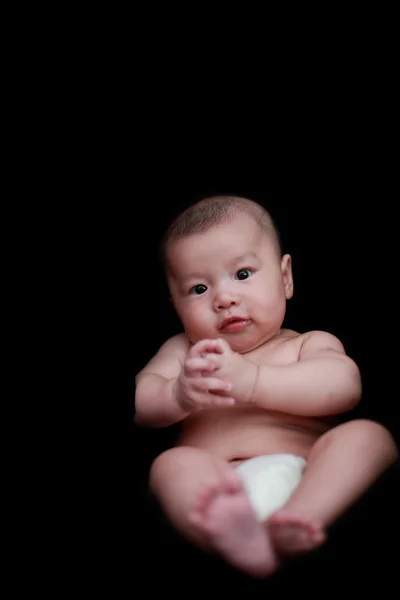 Søt asiatisk baby med svart bakgrunn – stockfoto