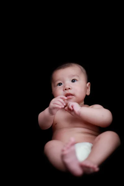 Bonito ásia bebê com preto fundo — Fotografia de Stock