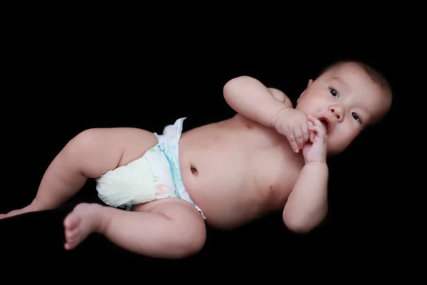 Söt asiatisk baby med svart bakgrund — Stockfoto