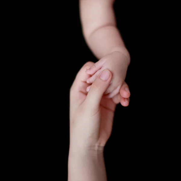 Руки матери и ребенка — стоковое фото