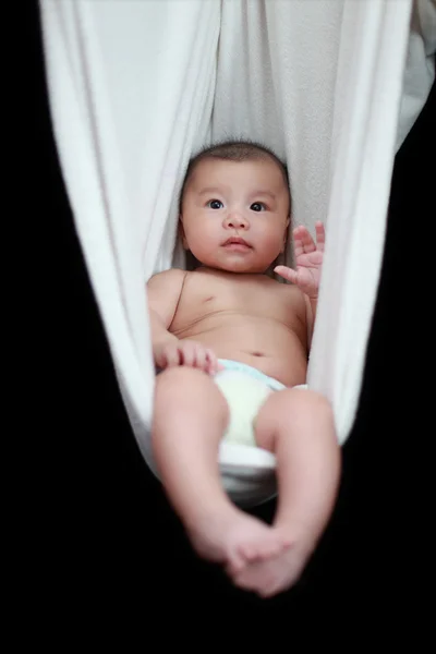 Naakte baby slapen in witte hangmat sling, geïsoleerd op een zwarte achtergrond. — Stockfoto