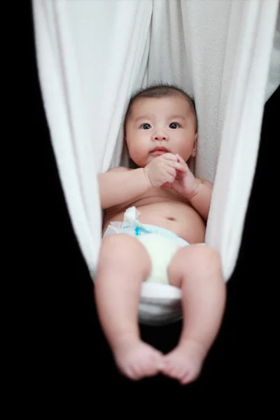 Naakte baby slapen in witte hangmat sling, geïsoleerd op een zwarte achtergrond. — Stockfoto