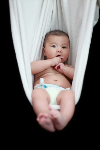 Bebê nu dormindo em White Hammock Sling, isolado em um fundo preto . — Fotografia de Stock