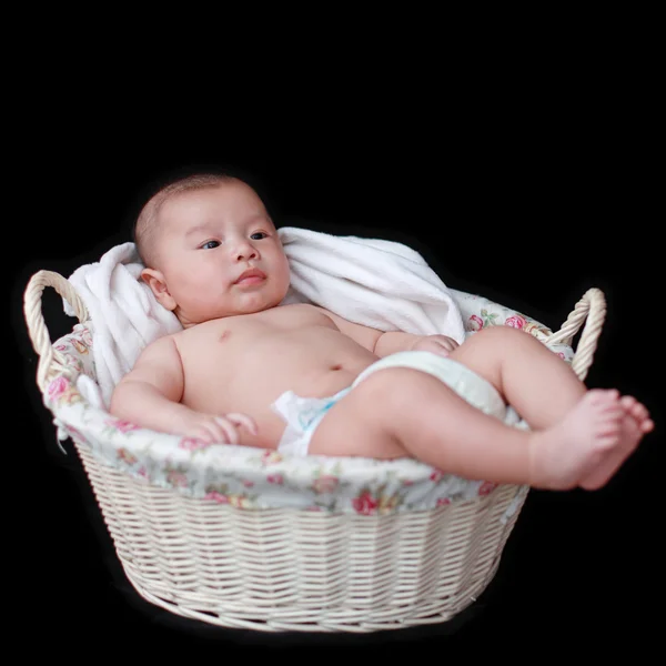 Χαριτωμένο μωρό σε καλάθι με μαύρο φόντο — Φωτογραφία Αρχείου