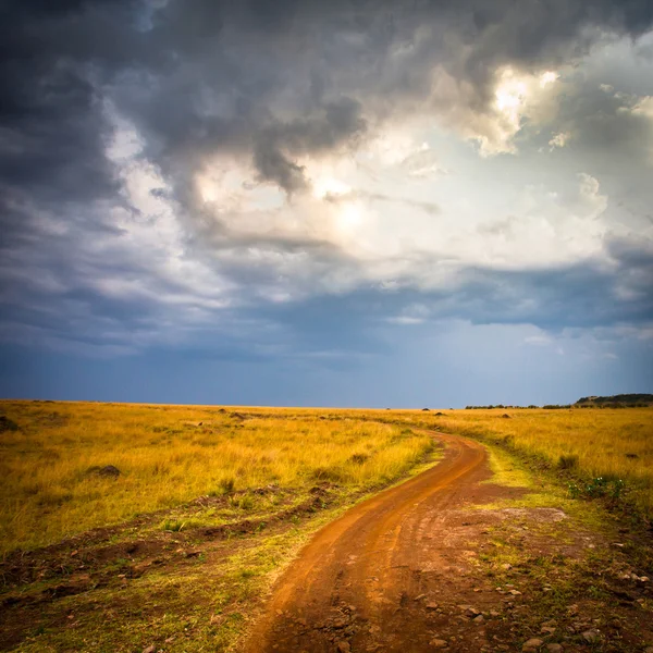 Estrada no campo e nuvens tempestuosas — Fotografia de Stock