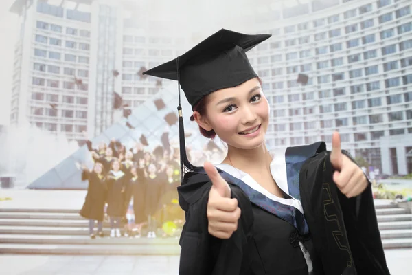 Asiatische Absolvent mit großen Daumen — Stockfoto