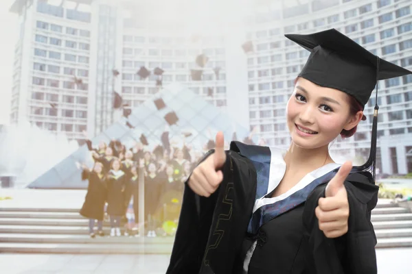 Asiatique diplômé avec gros pouce — Photo