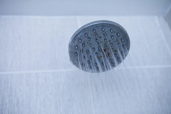 Cabeça de chuveiro com fluxo de água — Fotografia de Stock