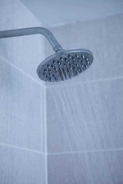 Cabezal de ducha con corriente de agua —  Fotos de Stock