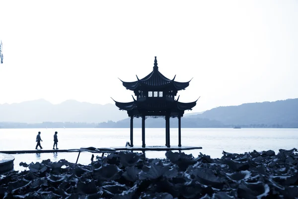 Ancien pavillon sur le lac ouest à hangzhou, Chine — Photo