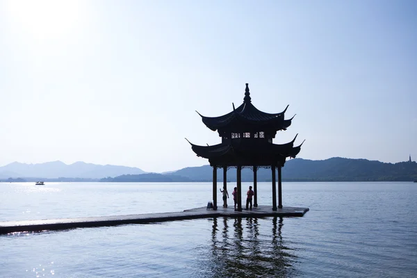 Starověký pavilon na západním jezeře v hangzhou, Čína. — Stock fotografie