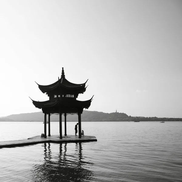 Древний павильон на западном озере в Ханчжоу, Китай . — стоковое фото
