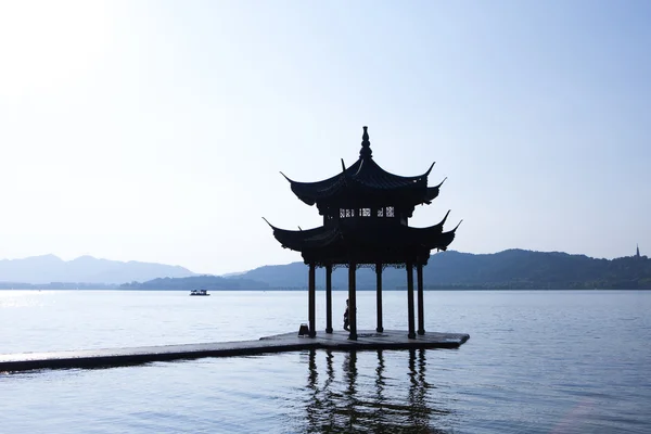 Starověký pavilon na západním jezeře v hangzhou, Čína. — Stock fotografie