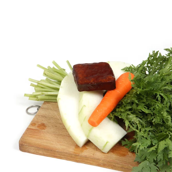 Légumes sur bloc à sauter avec fond blanc — Photo