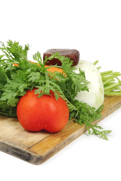 Legumes no bloco de salto com fundo branco — Fotografia de Stock