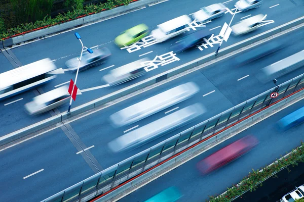 Verkehr mit unscharfer Bewegung Auto — Stockfoto