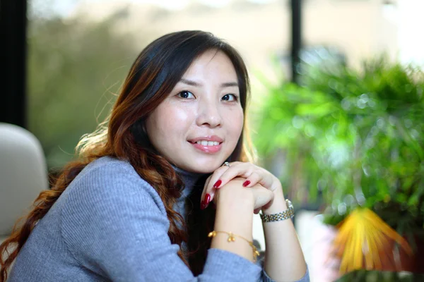 Leende asiatisk affärskvinna — Stockfoto