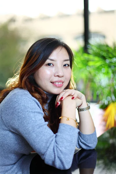 Lächelnde asiatische Geschäftsfrau — Stockfoto