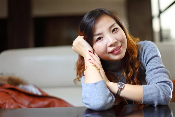 Улыбающаяся азиатская деловая женщина — стоковое фото