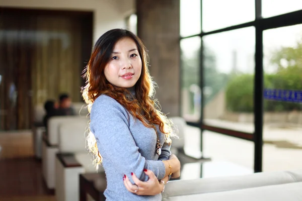 Sorridente asiatico business donna — Foto Stock