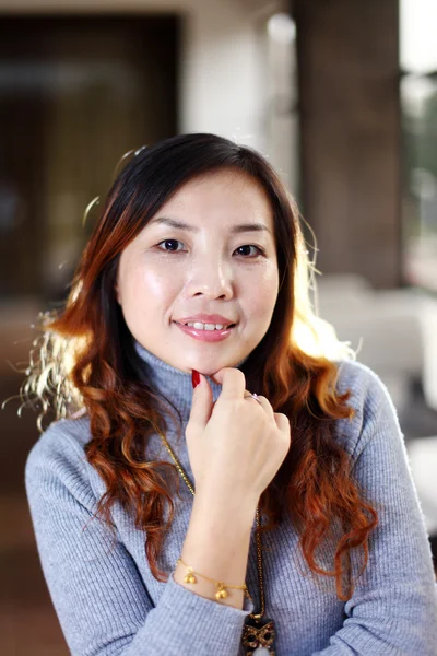 Leende asiatisk affärskvinna — Stockfoto
