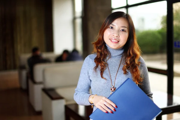 Χαμογελώντας γυναίκα των επιχειρήσεων ασιατικές κατέχουν με φάκελο στο γραφείο — Φωτογραφία Αρχείου