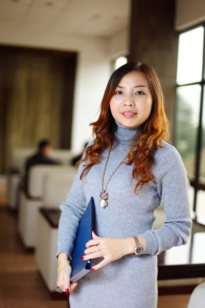 Asya iş kadını ile office klasöründe tutmak gülümseyen — Stok fotoğraf