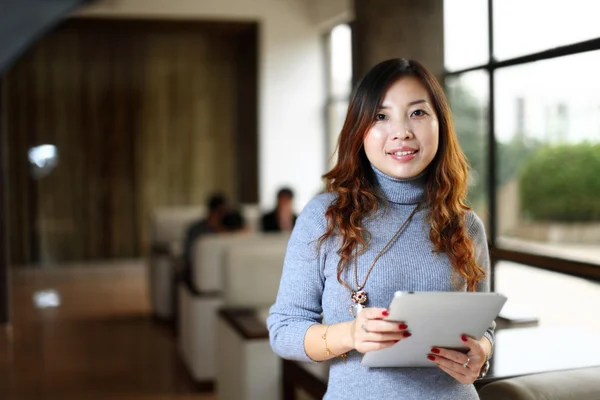 Business woman work with pad — Stock Photo, Image