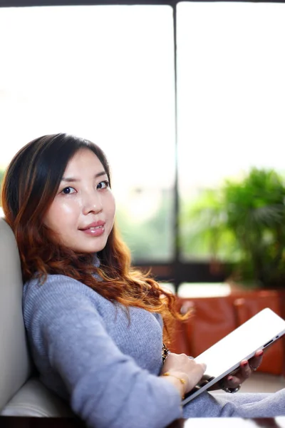 Zakelijke vrouw werken met pad — Stockfoto