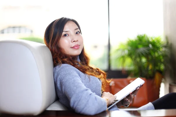 Zakelijke vrouw werken met pad — Stockfoto