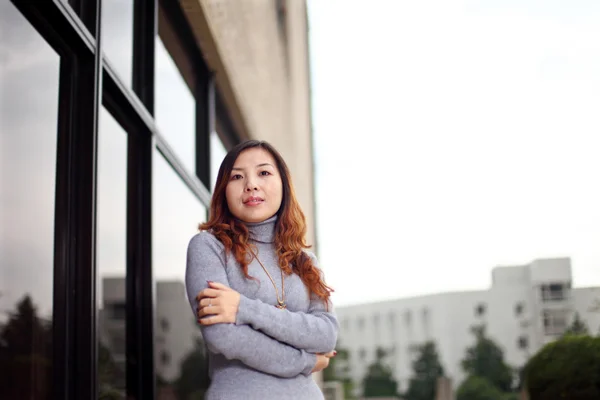 Lachende Aziatische zakenvrouw — Stockfoto