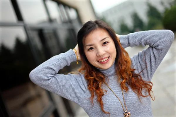 Asya iş kadını gülümseyen — Stok fotoğraf