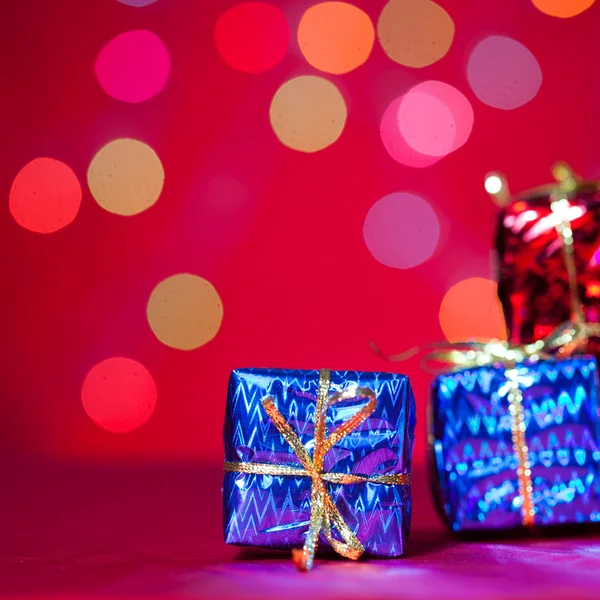 Weihnachtsgeschenk mit rotem Hintergrund — Stockfoto