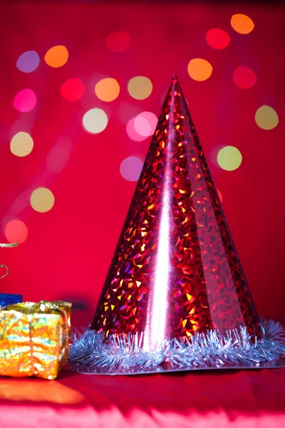 Presente de Natal e boné com fundo vermelho — Fotografia de Stock