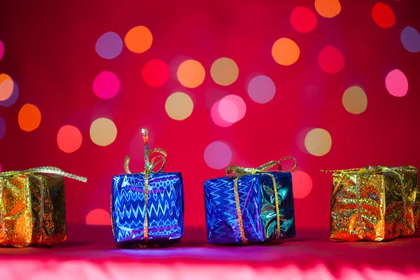 Presente de Natal com fundo vermelho — Fotografia de Stock