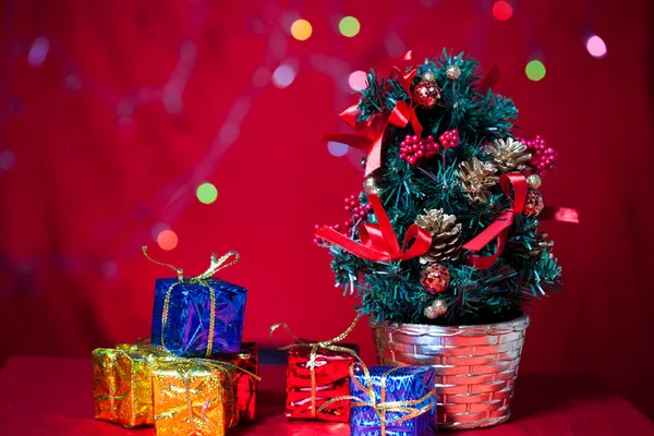 Christmas tree and gift — Stock Photo, Image