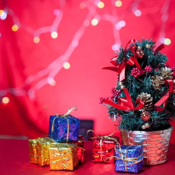 Різдвяна ялинка і подарунок — стокове фото