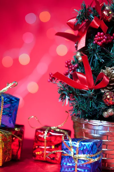 Χριστουγεννιάτικο δέντρο και δώρο — Φωτογραφία Αρχείου
