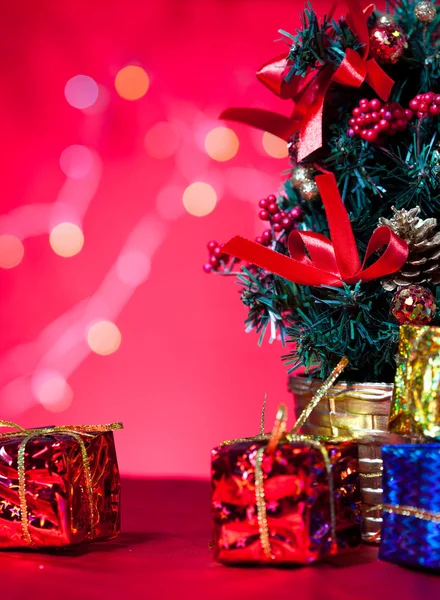 Julgran och gåva — Stockfoto