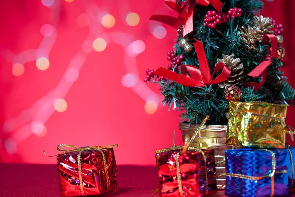 Julgran och gåva — Stockfoto