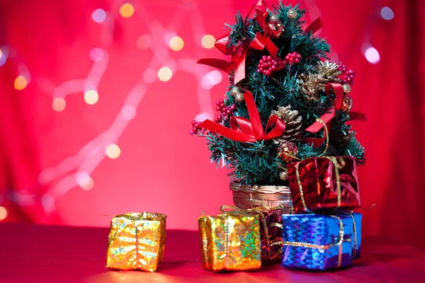 Christmas tree and gift — Stock Photo, Image