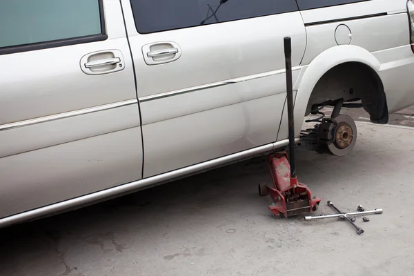 Changer une roue d'une voiture moderne — Photo